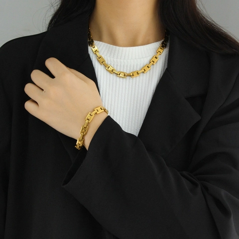 Set di Gioielli in Acciaio Inossidabile con Anello Quadrato Minimalista per Donna Collana e Bracciale a Maglia H Placcati in Oro 18K