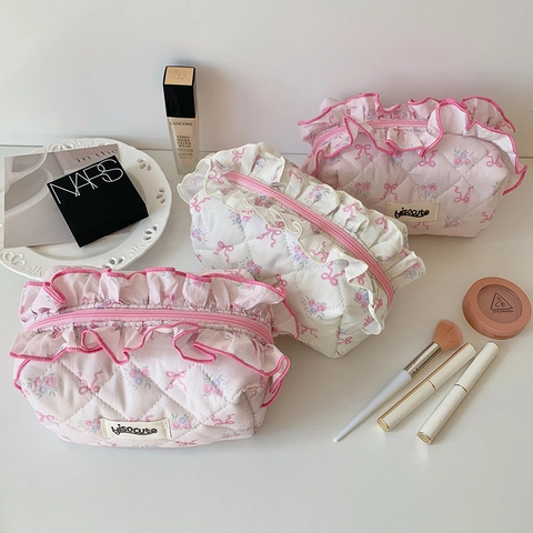 Gesteppte Kosmetiktasche Blumenmuster Rüschenkante Schleife Make-up Beutel Tragbarer Toilettenartikel Organisator Kawaii Mäppchen