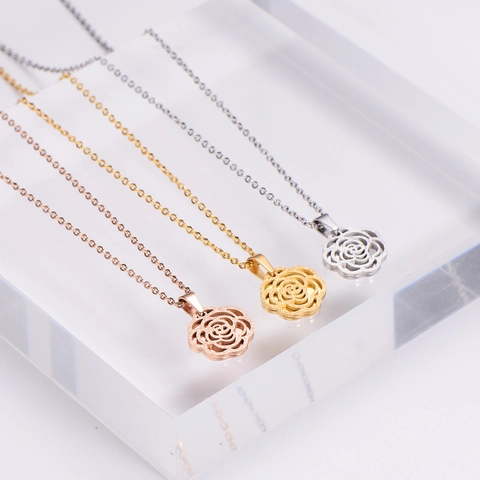 Collana Con Ciondolo Fiore Rosa Svuotato Acciaio Inossidabile 316L Satinato Gioielli Floreali Camelia Per Donna Accessori Eleganti