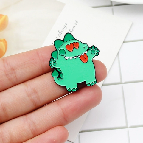Mignonne Broche en Émail de Dinosaure de Dessin Animé pour Enfants Femmes Vert Cracheur de Feu Yeux en Cœur Alliage Animal Épingle à Revers Bijoux Cadeau