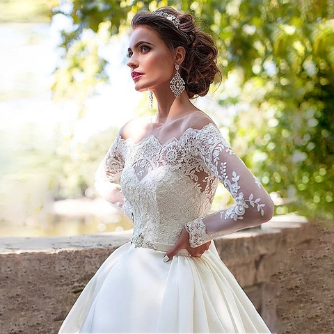 Elegantes Schulterfreies Hochzeitskleid Lange Spitzenärmel Satin Brautkleid Mit Strassgürtel Und Schleppe Für Damen