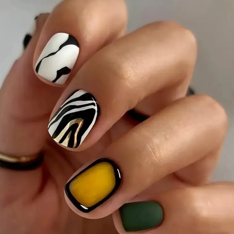 Unghie Finte A Pressione Stampa Zebra Quadrate Corte Nero Oro Lusso Lucido Opaco Manicure Per Donne
