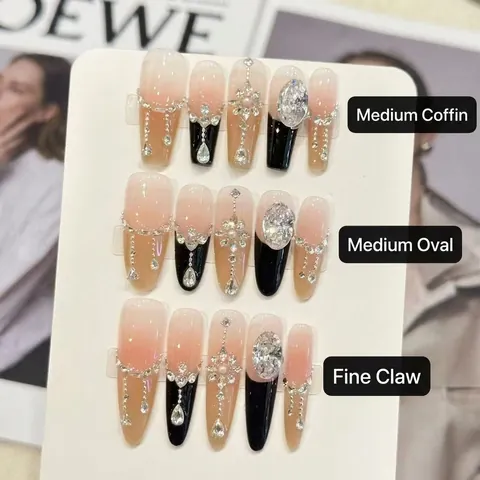 Luxus Künstliche Nägel Lang Coffin Stiletto Form Nudepink Schwarz Kontrast Strass Künstliche Perle Metallkette Dekor Handgemachter Stil