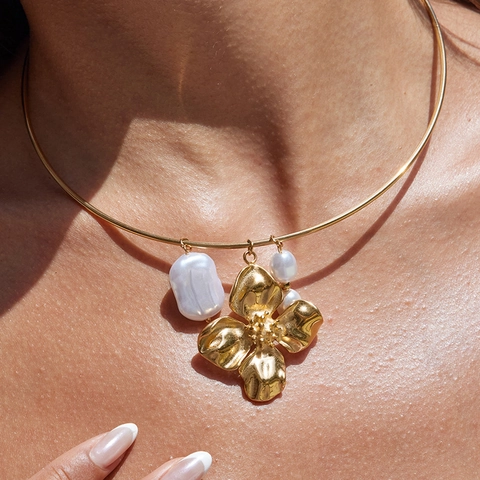 Collana Girocollo In Acciaio Inossidabile Placcato Oro 18K Minimalista Con Perla Artificial Barocca E Pendente A Fiore Per Donna