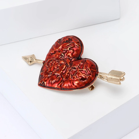 Exquise Broche en Alliage Émail Flèche à Travers le Cœur pour Femmes Cœur Rouge Flèche d'Or Broche pour Pull Costume de Mode Bijoux