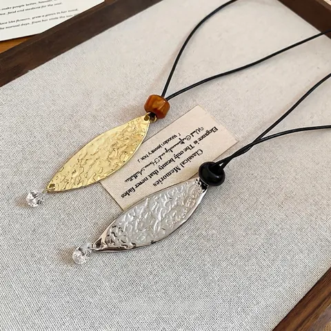 Collana Pendente Foglia Lega Trama Martellata Catena Lunga Maglione Con Cristallo Goccia Dacqua Cordino Pelle Donna