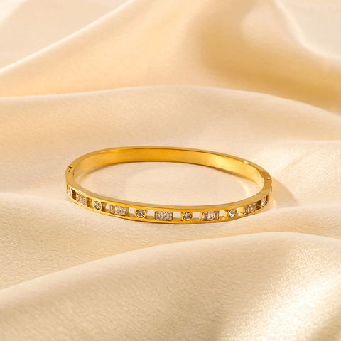 Eleganter 18K Vergoldeter Edelstahl Armreif Rund Quadrat Zirkonia Eingesetzt Hohl Design Schmuck Für Damen