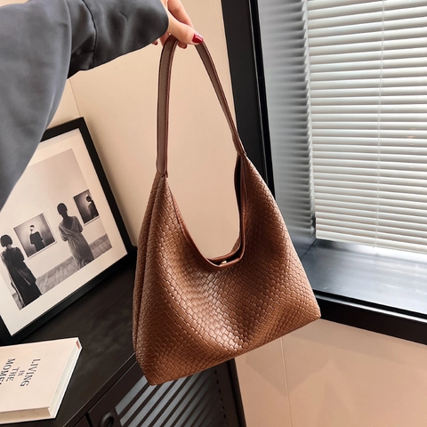 Large Capacity Woven PU Leather Shoulder Bag Retro Hobo Tote For Women Daily Commute Casual Minimalist Magnetic Snap