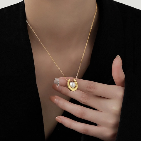 Elegant Artificial Pearl Necklace With U-Shaped Horseshoe Pendant Gold Plated Titanium Steel Clavicle Thin Chain Jewelry For Women