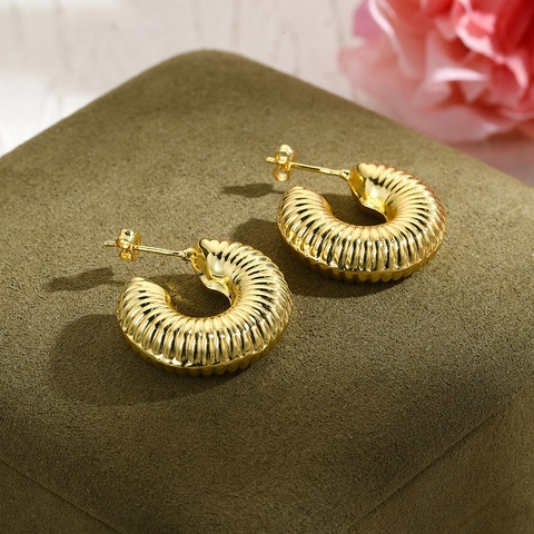 Orecchini A Cerchio Spessi A Forma Di C Da Donna Rame Placcato Oro 18K Texture A Coste Finitura A Specchio Liscia Design Cavo