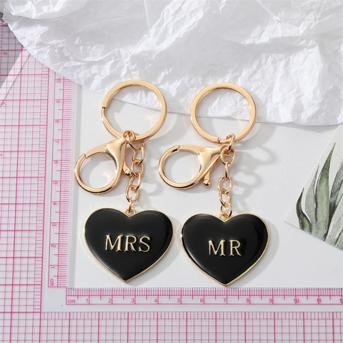 Porte-clés Cœur en Alliage Émaillé Minimaliste pour Couples Lettre Dorée MR MRS Pendentif de Sac Cœur Bijoux de Mode Cadeau