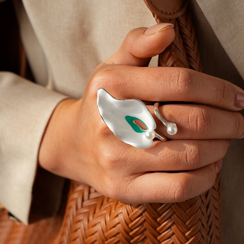 Bague Ajustable Avec Pétales Plissés Irréguliers Émail Blanc Künstliche Perles D'imitation Bijoux Floraux Rétro Pour Femmes