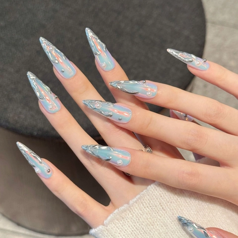 Unghie Finte Aurora Olografiche Y2K Stiletto Con Metallo Liquido Argento 3D E Künstliche Perle Artificiali