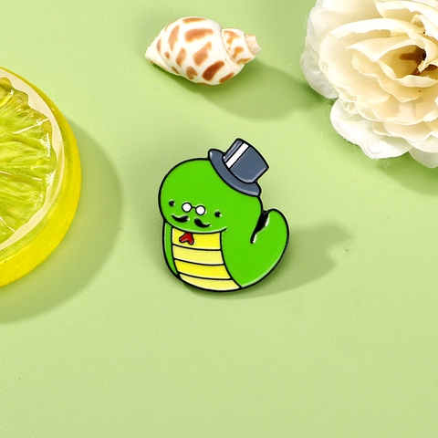 Broche Pin's en Émail Serpent Vert de Bande Dessinée Style Gentleman Avec Haut-de-forme Moustache Badge en Alliage pour Décoration de Sac à Dos Vêtements
