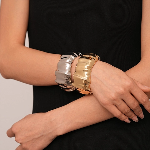 Unregelmäßiger Plissierter Breiter Armreif Legierung Metallic Strukturierte Offene Armband Für Frauen Modeaccessoire