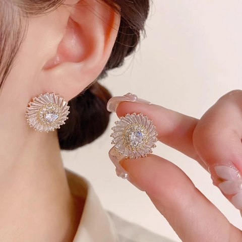 Eleganti Orecchini a Bottone a Girasole in Rame con Zirconia per Donna con Perno in Argento Placcato Oro Gioielli Floreali