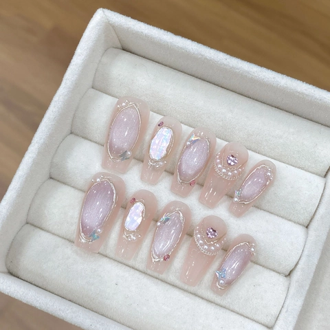 Uñas Postizas Artesanales Degradado Rosa Nude Cat Eye Cristal Ataúd Uñas Falsas Con Concha Perlas Artificiales Diamantes Para Mujeres