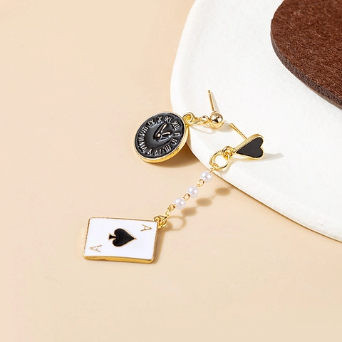 Asymmetrische Ohrringe Legierung Kunstperle Emaille Pokerkarte As Uhr Anhänger Alice Thema Süßer Stil Damen