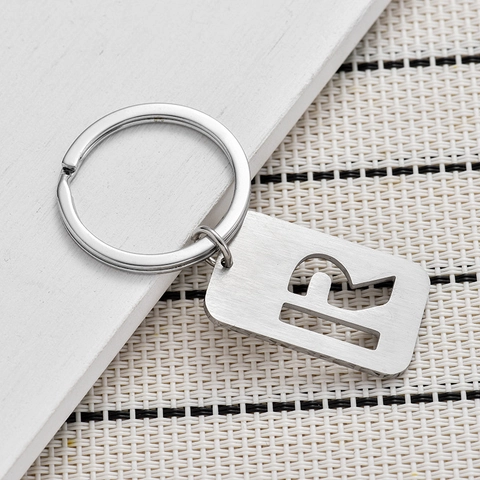 Porte-clés en Acier Inoxydable Avec 26 Lettres Évidées Pendentif Rectangulaire en Métal Brossé pour Clés de Voiture