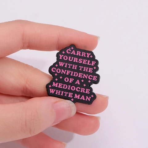 Draag Jezelf Met Het Zelfvertrouwen Van Een Middelmatige Witte Man Emaille Broche Grappige Tekst Zinklegering Reversspeld Badge Cadeau
