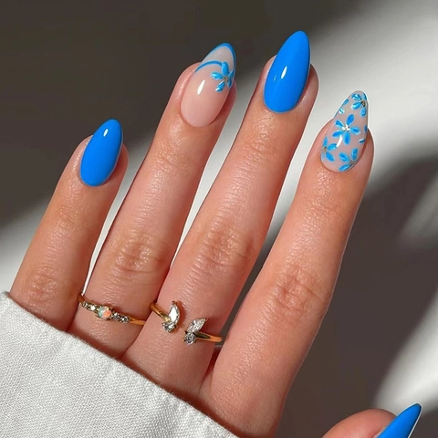 Kurze Mandel Drucknägel Französischer Stil Blaue Blumen Royal Blau Glänzende Künstliche Nägel Damen ABS Kunststoff