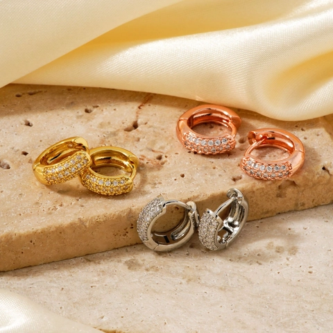 Orecchini Huggie Tondi in Zirconia Pave Vintage per Donna Orecchini Geometrici in Rame e Zirconia di Lusso Gioielli Regalo