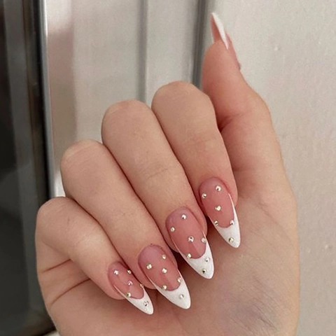 Französische Press On Nägel Mandelform Nude Pink Weiße Spitze Mit Strasssteinen Und Nieten Künstliche Nägel Maniküre Für Frauen