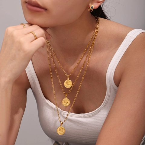 Collana con Ciondolo Moneta Regina Elisabetta II Vintage Acciaio Inossidabile Placcato Oro 18K Doppio Strato Catena a Graffetta Donna