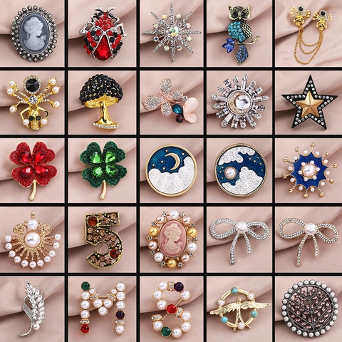 Vintage Alloy Rhinestone Brooch For Women Artificial Pearl Letter Animal Flower Shape Corsage Suit Lapel Pin Fashion Jewelry