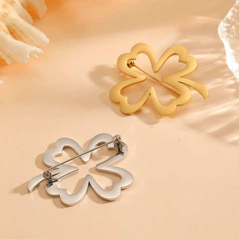 Spilla Quadrifoglio Svuotata In Acciaio Al Titanio Placcato Sottovuoto Elegante Accessorio Per Abito Minimalista