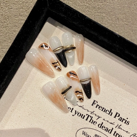 Unghie Finte Fatte A Mano Forma Mandorla Stiletto Lungo Lusso Marmo Sfumato Fibbia Metallo Dorato Decorazione Stile Punk