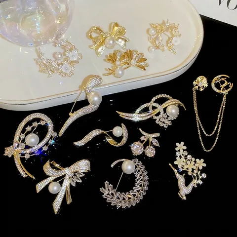 Elegante Spilla In Rame Placcato Oro 14k Con Zircone Scintillante E Perla Artificial Sintetica Design Farfalla Fiore Accessorio Donna