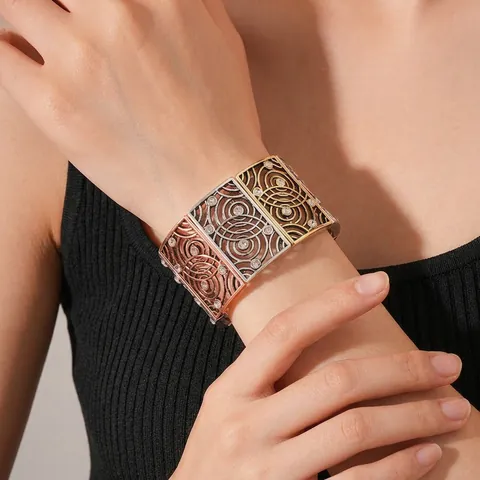 Vintage Dreifarbig Legierung Hohl Breit Armreif Armband Strass Eingelegt Geometrisches Wirbelmuster Schmuck Für Damen