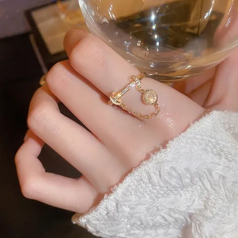 Anello In Rame Regolabile Da Donna Con Pendente Rotondo In Zirconia E Nappa A Catena Fine Gioielli
