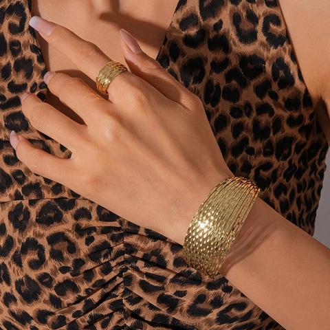 Multi Layer Metall Armreif Und Ring Welle Textur Geometrische Offene Breite Manschette Modeschmuck Für Frauen