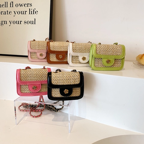 Damen Mini Stroh Umhängetasche Kontrast PU Leder Patchwork Gewebte Strand Crossbody Mit Blumen Schnalle Metallkette