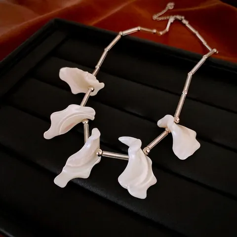 Set Di Gioielli Con Petali Di Madreperla Irregolari Con Collana Di Künstliche Perle Imitate In Lega E Orecchini A Pendente Vintage