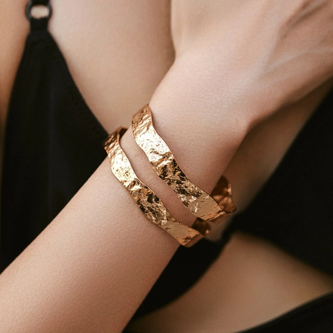 18K Vergoldet Kupfer Gehämmert Manschette Armband Doppelschicht Offener Armreif Retro Unregelmäßig Texturierter Schmuck Damen