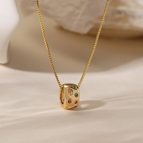 Collier À Pendentif Cylindre Géométrique Rétro Cuivre Plaqué Or 18K Avec Zircon Coloré Incrusté Chaîne Boîte Femme