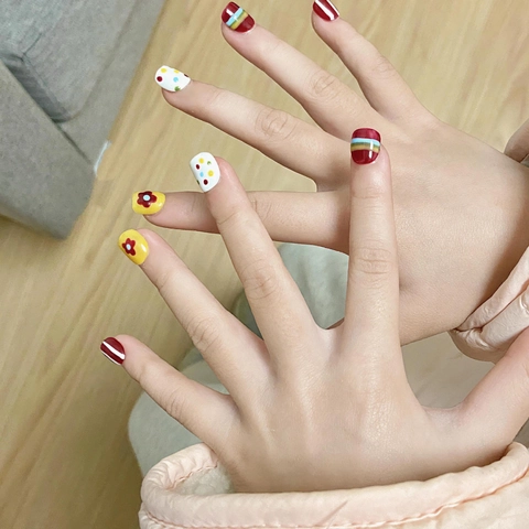 Uñas Postizas a Presión para Niños Flores Arco Iris Lindo Dibujo Animado Cara Sonriente Lunares Rayas Uñas Cortas Redondas para Niñas
