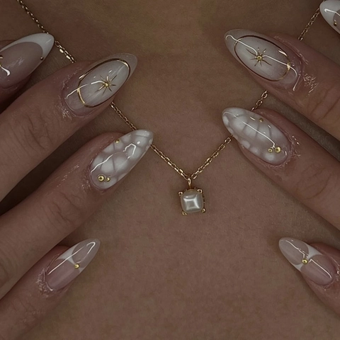 Press On Nägel Französisches Weiß Mandelform Nude Rosa Boho Stil Gold Stern Perlen Dekor Luxus Künstliche Nägel