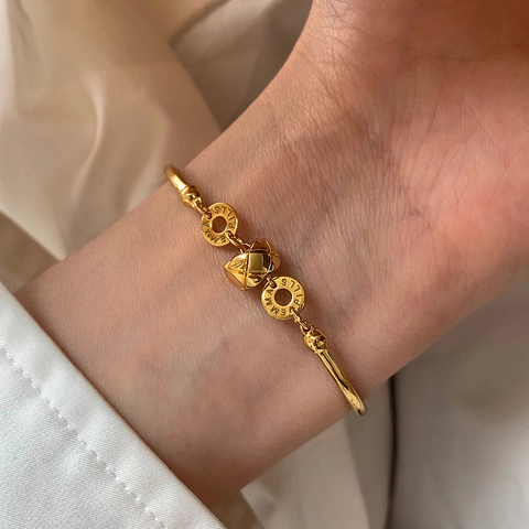Retro Französischer Stil 18K Vergoldet Kupfer Armband Mit Gestepptem Kugelanhänger Und Gravierten Ringen Für Damen