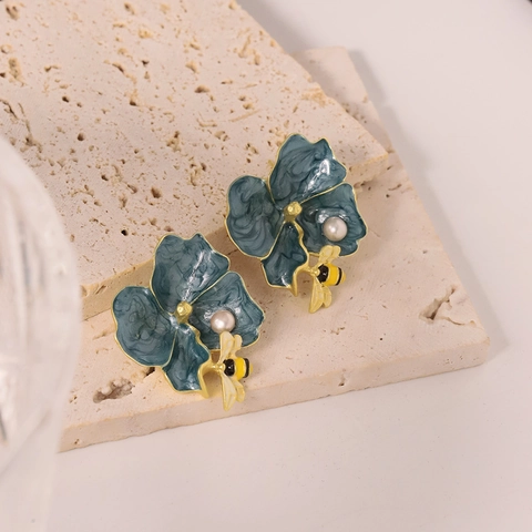 Orecchini A Lobo Ape Fiore In Smalto Vintage Con Perla D'Acqua Dolce E Perno In Argento Placcato Oro 18K Per Donna
