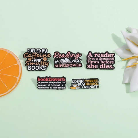 Broches en Émail en Alliage Créatif Café Lecture Broche Lettre Superpower Épingle Cadeau pour Amoureux des Livres Bijoux Dessin Animé Décoration