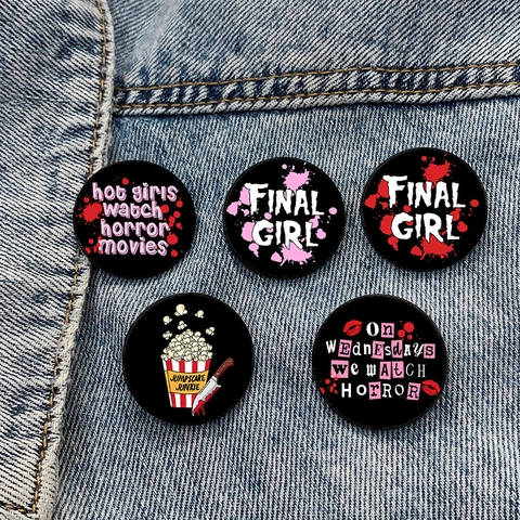 Broches Horror Movie Lover Matériaux Mixtes Badges Imprimés Fantasy Cartoon Pins pour Femmes Halloween Party Bijoux Décoratifs