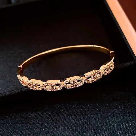 Oval Bangle Bracelet Copper 18K Gold Plated Sparkling Cubic Zirconia Luxury Hollow Link Design Elegant Jewelry For Women