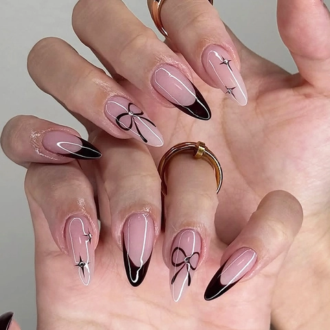 Unghie Finte Mandorla Rosa French Tip Nera Con Fiocco E Strass Stella Design Elegante Dolce Per Donne