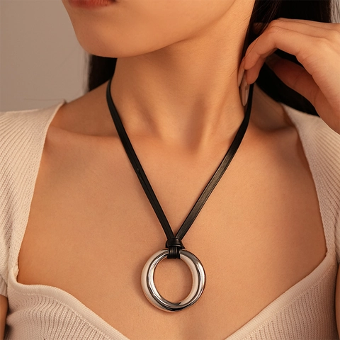 Collier Long Minimaliste Pour Femme Pendentif Cercle Géométrique En Alliage Cordon Cuir Noir Chaîne De Pull Réglable