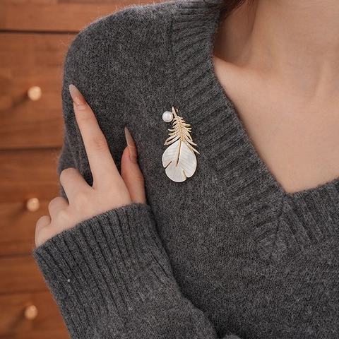 Elegante Broche De Pluma De Cobre Chapado En Oro Con Circonita Nácar Y Perla Artificial Accesorio De Joyería Para Mujer