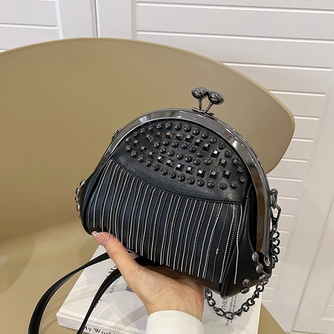 Sac Bandoulière À Rivets Et Franges En Cuir PU Sac Coquille À Cadre Avec Bandoulière Chaîne Style Rétro Gothique Punk Femmes